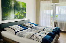 helles Gästezimmer mit Doppelbett Bayerischer Wald